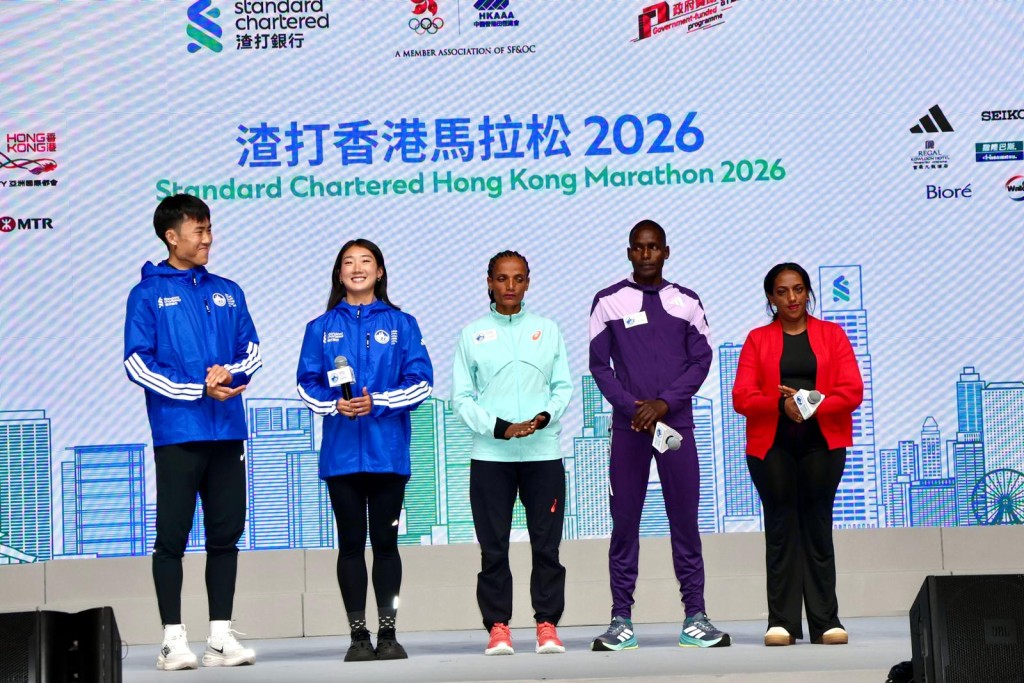 男子组卫冕冠军Bethwell Kipkemboi Rutto(右二)再度来港比赛。徐嘉华摄