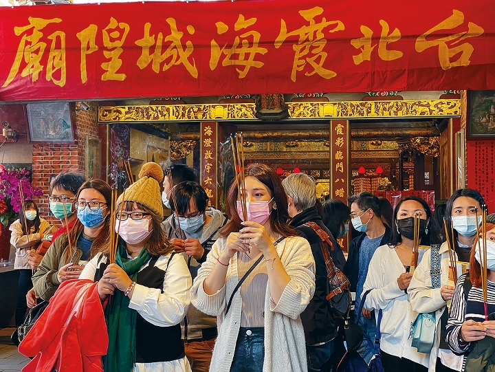 供奉着月老的台北霞海城隍庙，香火鼎盛。