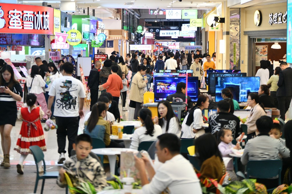東莞常平百花時代廣場美食街是港人覓食好去處之一。 盧江球攝 東莞常平百花時代廣場美食街是港人覓食好去處之一。 盧江球攝