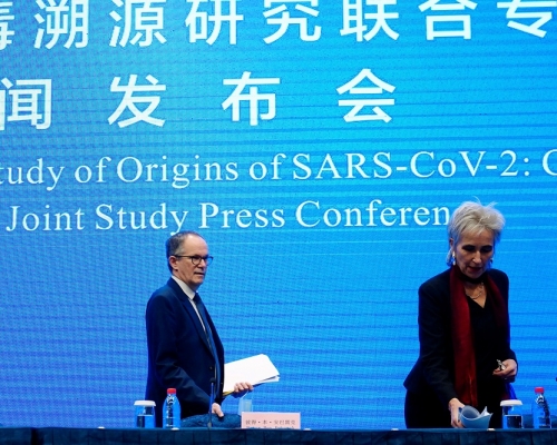 SAGO成員包括荷蘭學者古柏曼斯（Marion Koopmans）(右)等人，曾在今年前往中國武漢，就疫情起源進行調查。REUTERS圖片