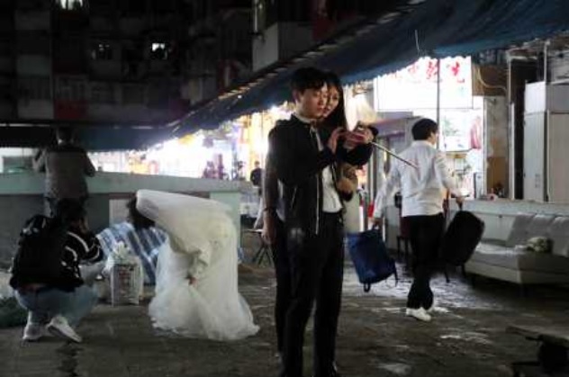 不少市民到怪獸大廈「打卡」。