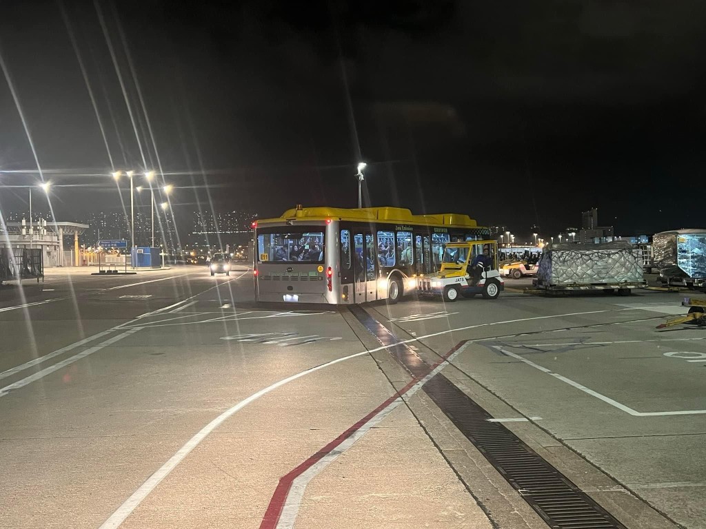機場一輛接載多名乘客的接駁巴士與一輛運送貨物的拖車相撞。網上圖片