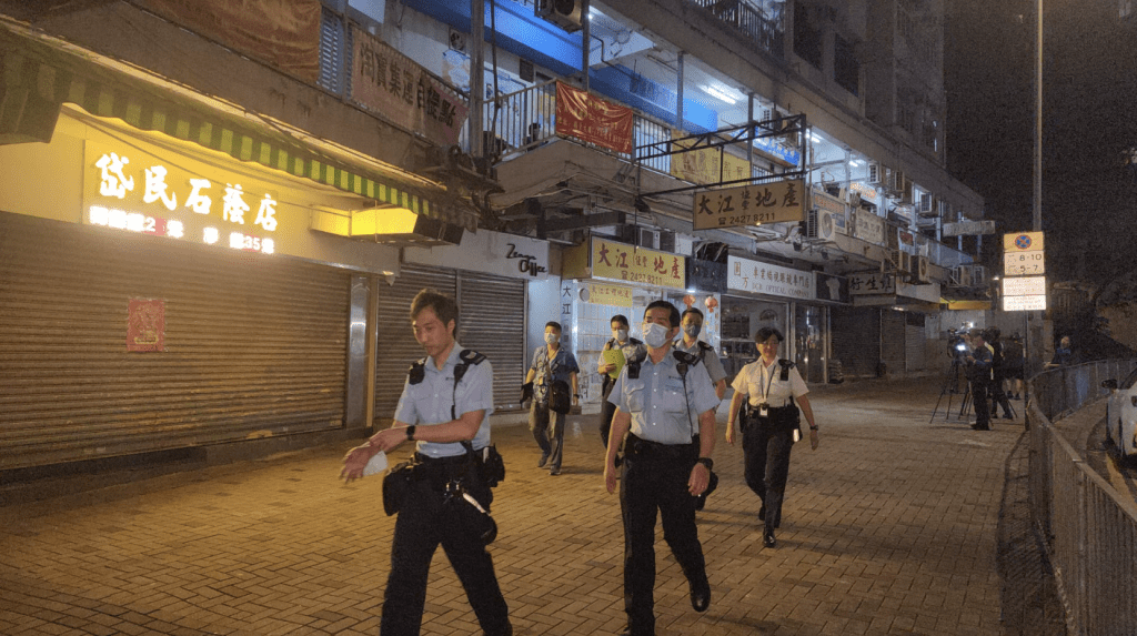 至晚上11时许，多名警员从大厦步出离开。