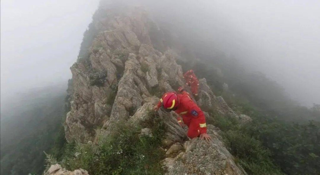 大黑山景区不时有旅客擅自攀岩受伤受困，需消防拯救。网图