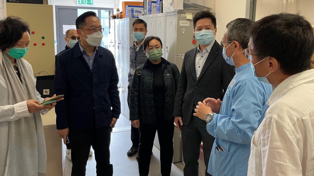 林文健（左三）與竹篙灣檢疫中心人員交談。