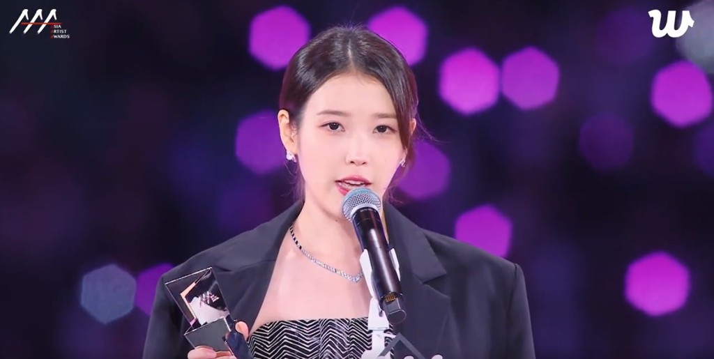 全晚共奪6獎的IU獲頒最高榮譽年度演員大獎。（微博圖片）