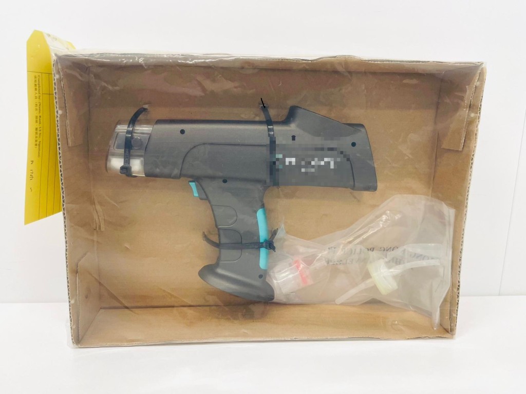 警方檢獲用作注射美容針的工具及其他懷疑含有第一部毒藥的美容產品。 警方檢獲用作注射美容針的工具及其他懷疑含有第一部毒藥的美容產品。