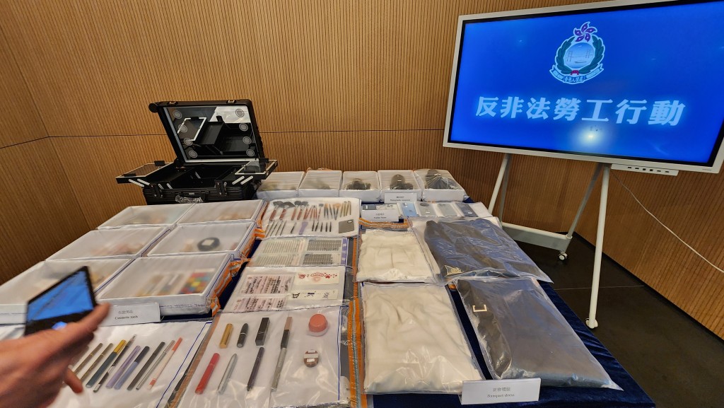 入境處檢取一批攝影器材、手機、化妝用品及宴會禮服等。 入境處檢取一批攝影器材、手機、化妝用品及宴會禮服等。