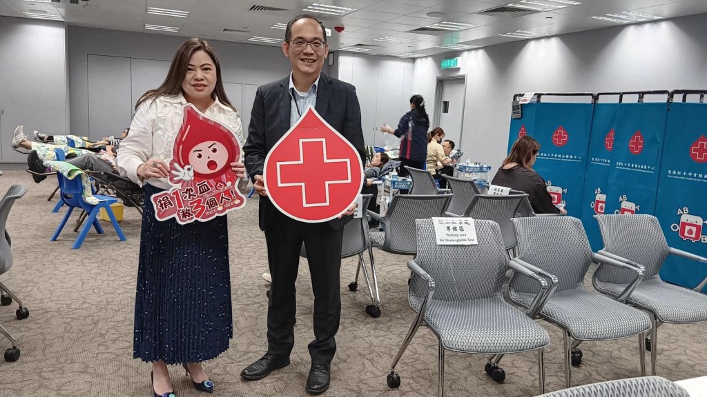 左起：罗淑佩、红十字会输血服务中心行政及医务总监李卓广。罗淑佩fb