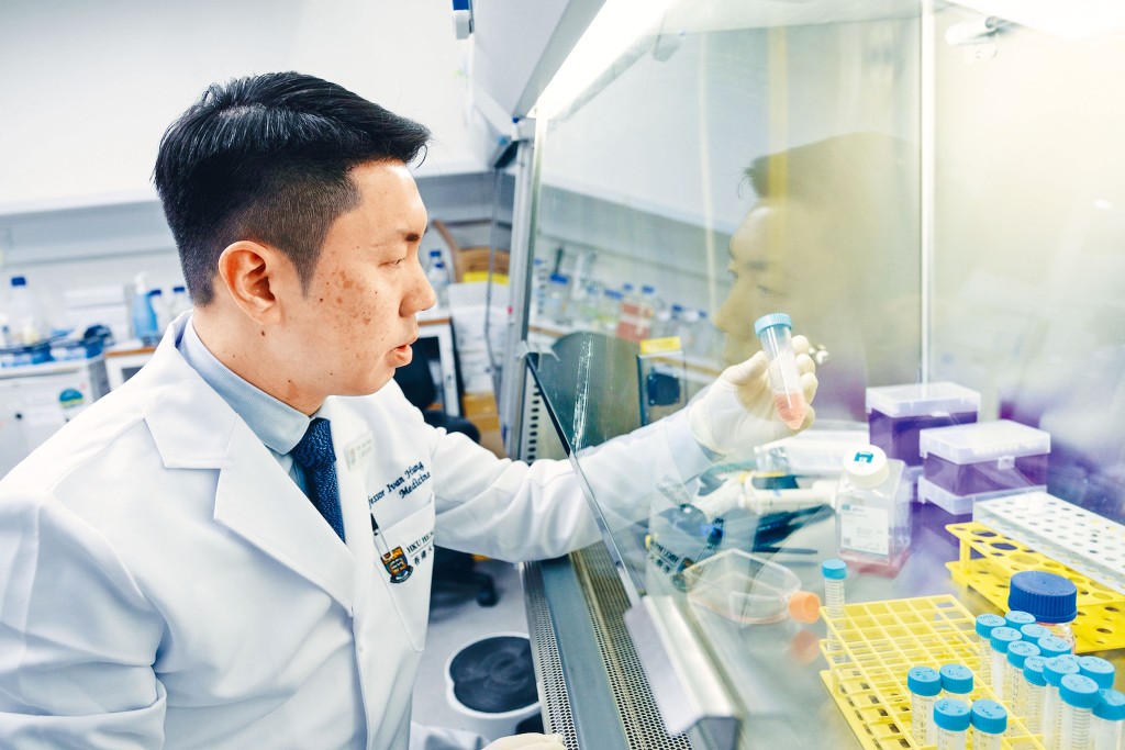 ■港大医学院助理院长孔繁毅表示，港大研发的新冠肺炎喷鼻式疫苗，预料于十二月至明年一月进行第一期临测试。