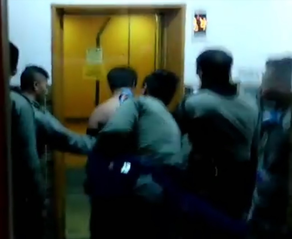警方柴灣康翠臺制服男子帶走。Shuk Hing Chu影片截圖