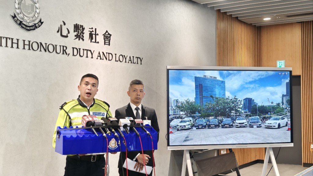 東九龍總區重案組第二隊總督察蘇志兵(右)及交通部執行及管制組特遣督察何健邦(左)交代案情。黃文威攝 東九龍總區重案組第二隊總督察蘇志兵(右)及交通部執行及管制組特遣督察何健邦(左)交代案情。黃文威攝