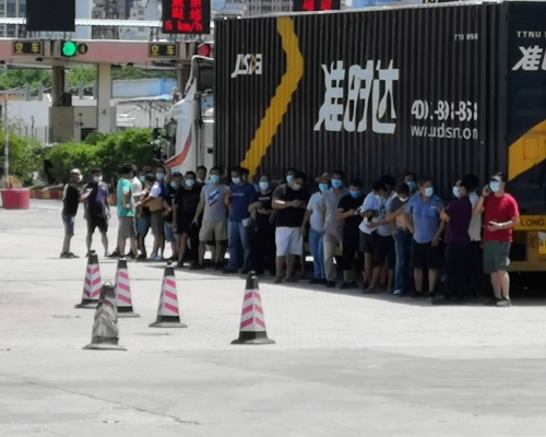 回港司機在皇崗口岸大排長龍。（業界人士提供）