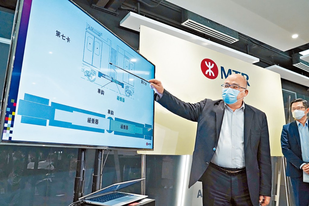 港鐵車務總監李家潤表示，相信周一列車故障源於車鈎裝置一個緩衝器鬆開。