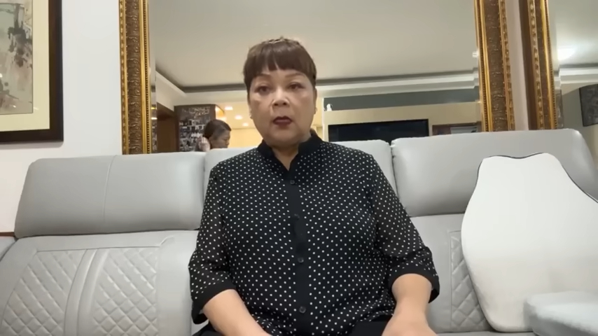 肥媽常在客廳拍片。 肥媽常在客廳拍片。