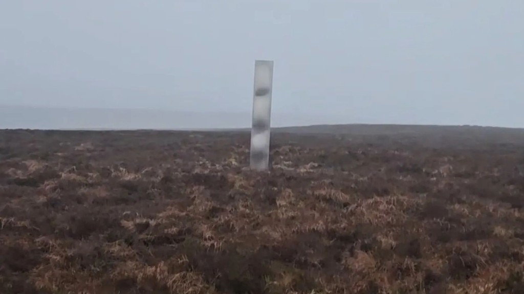 英國小鎮山丘出現3米高神秘金屬柱。