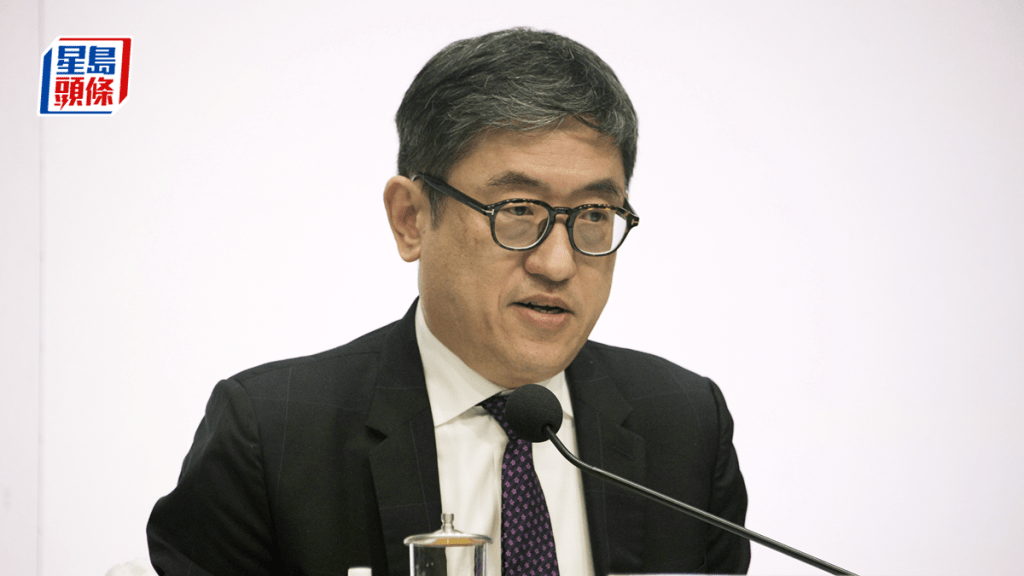 程鼎一表示滿意通關後旅客來港數字。資料圖片