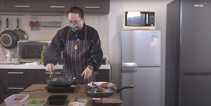 拔萃男書院副校長曹家偉,一邊煎牛扒,一邊提醒學生要善用時間。