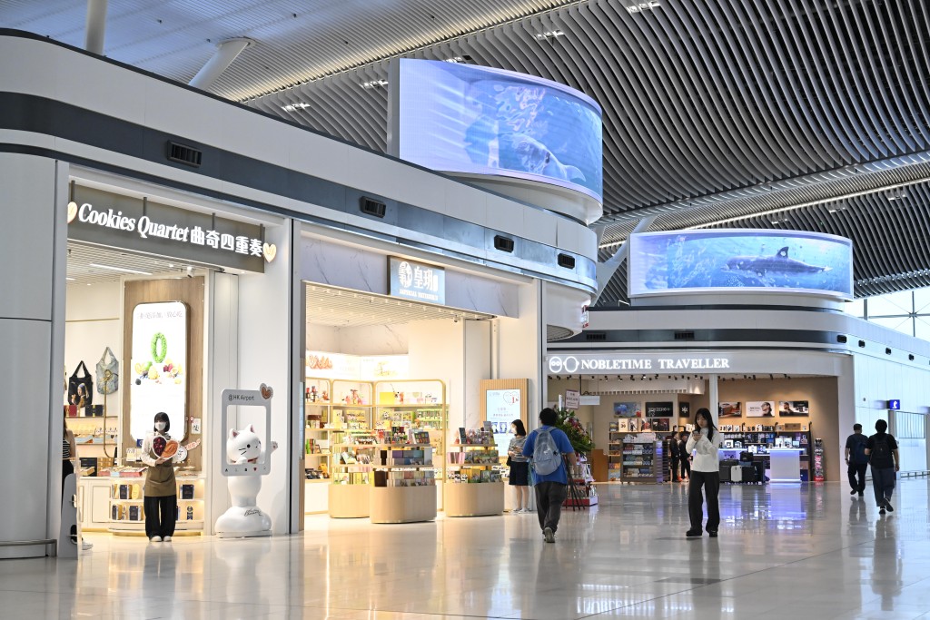 二號客運大樓內有多家零售店鋪及美食廣場，為旅客提供多元餐飲及購物選擇。