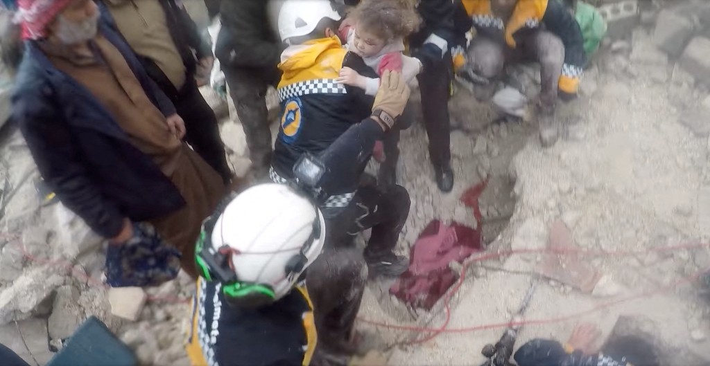 敘利亞叛軍控制的城鎮一名兒童在地震廢墟中被救。路透社