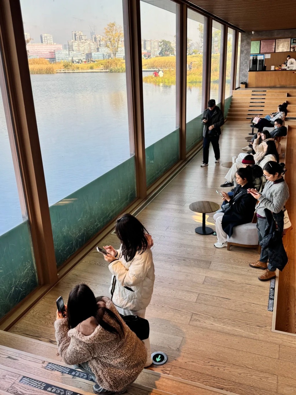 兴隆湖中信书店的玻璃幕墙泡入湖中1米，成为网红书店。小红书＠几禾
