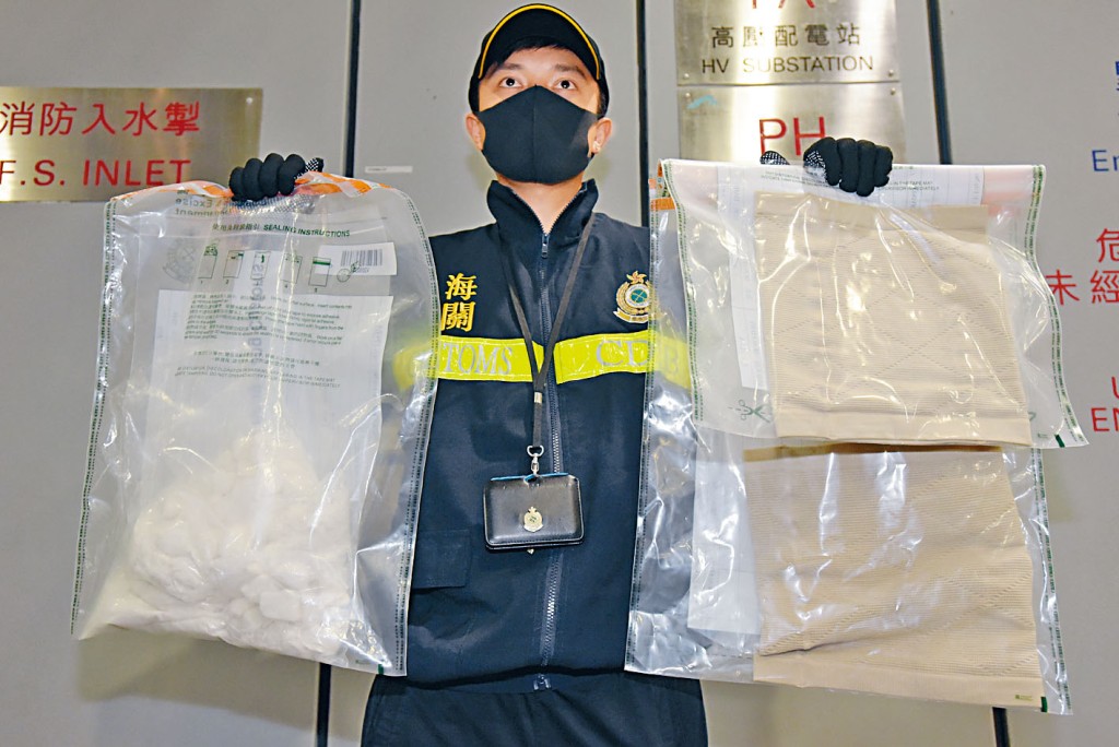 被搜出的Ｋ仔毒品及两个腰封。