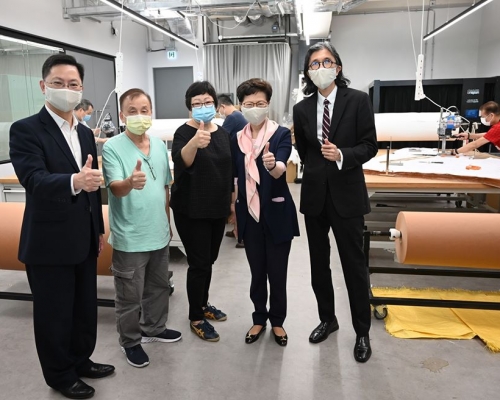 特首林鄭月娥(右二)早前到其中一個「銅芯」口罩生產點參觀。林鄭月娥fb圖片