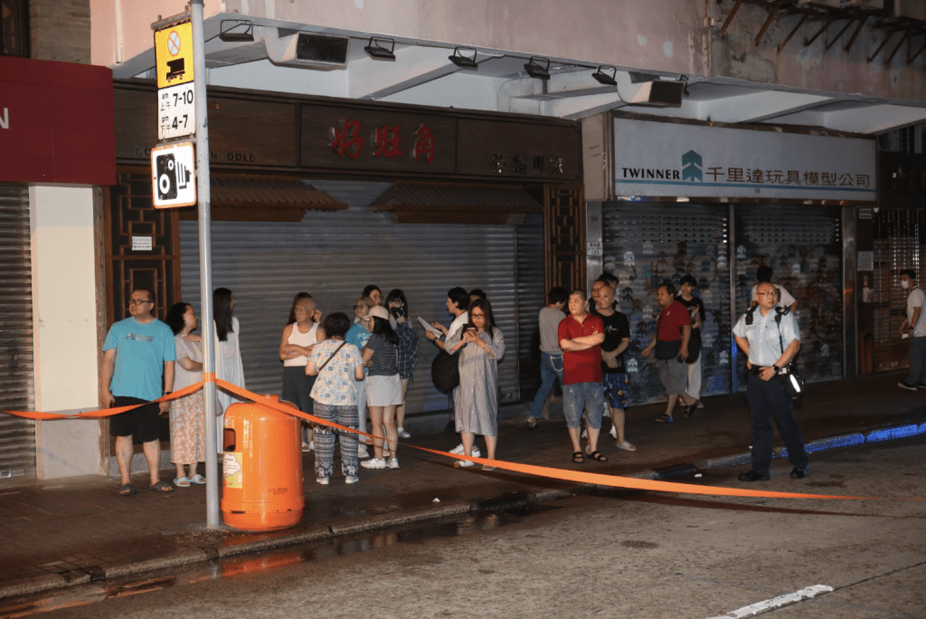 火警引來大批途人圍觀。黎志偉攝 火警引來大批途人圍觀。黎志偉攝