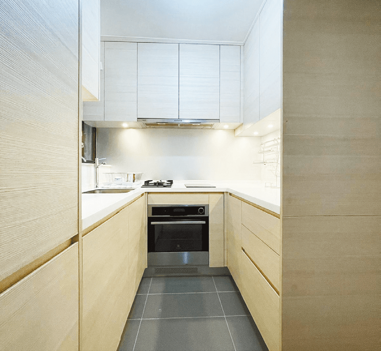 長形廚房有上下層廚櫃，有不少置物空間。