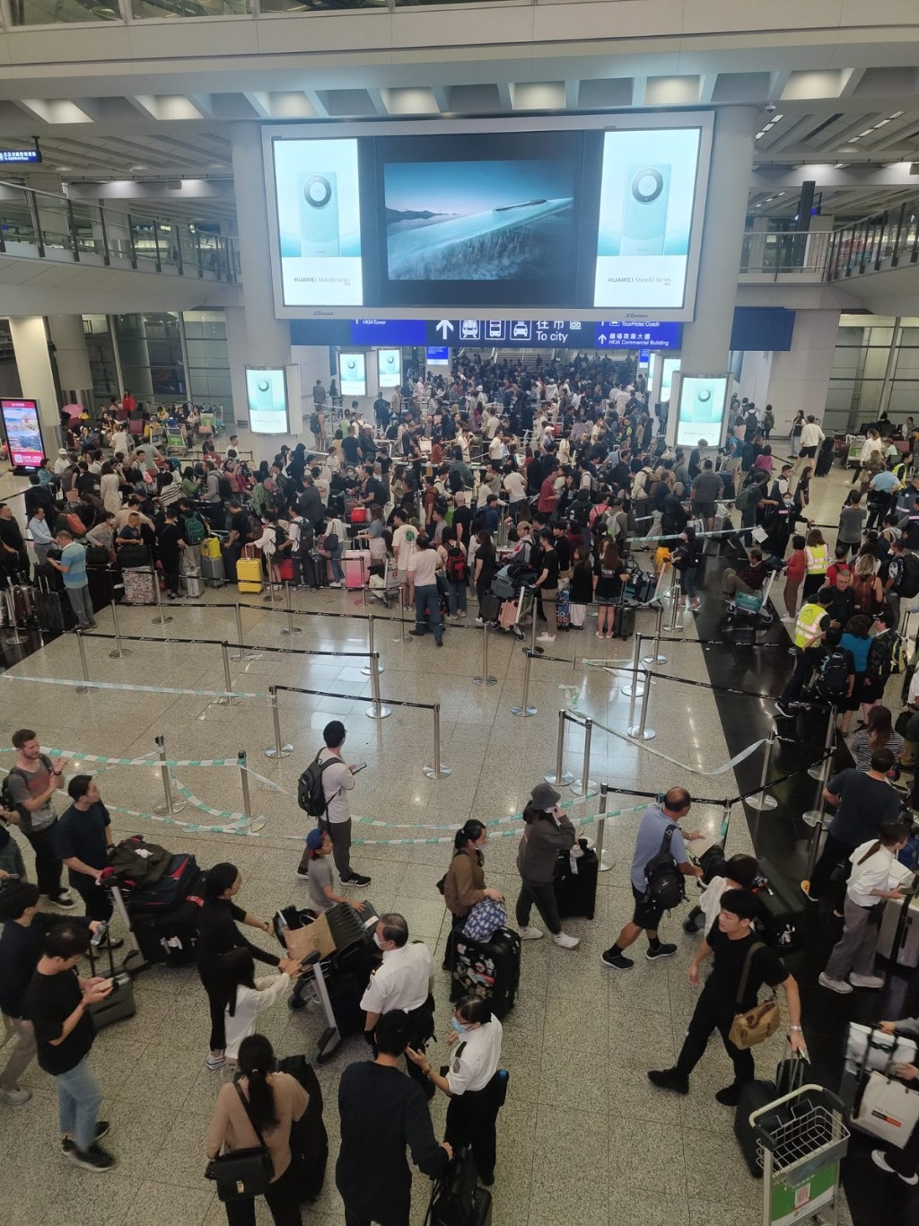最高峰时有1.6万人在机场大排长龙。（香港机场实况讨论区）