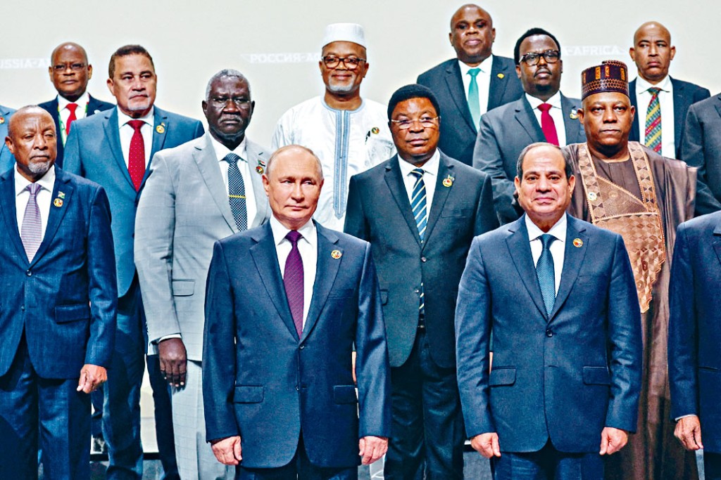 普京在圣彼得堡与出席俄非峰会的代表合影。 