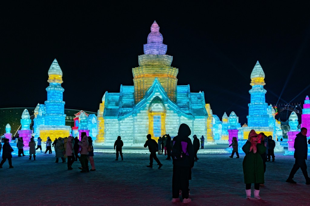 黑龍江哈爾濱冰雪大世界門票難求。新華社