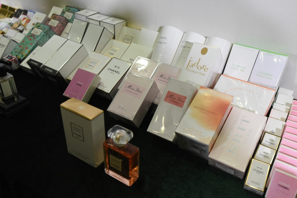 該批冒牌化妝品及香水涵蓋多個品牌，包括Chanel、Dior、Gucci和YSL等。