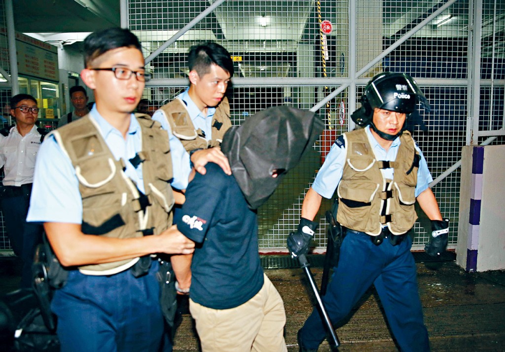 警方當日在工廈單位內拘捕其中一名被告。