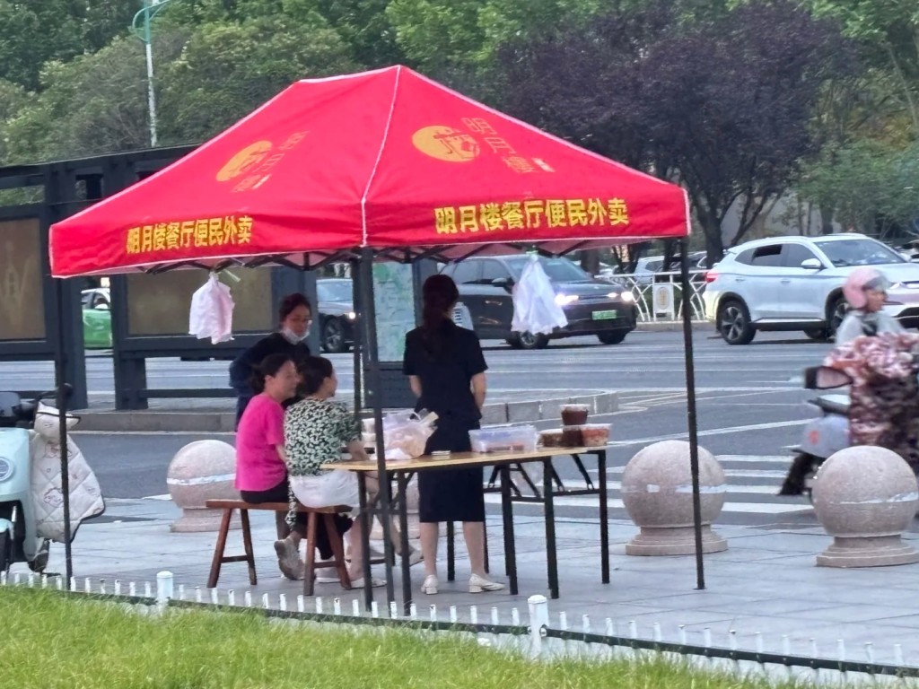 內地餐飲市場迎來不景氣,許多中高檔食肆也要在門外擺攤求生存。小紅書@我在慢慢變老 內地餐飲市場迎來不景氣,許多中高檔食肆也要在門外擺攤求生存。小紅書@我在慢慢變老