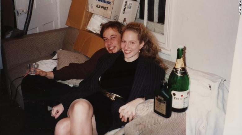 馬斯克與首任妻子Jennifer Wilson年輕時。 資料圖片