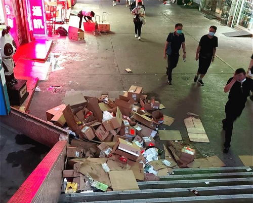 水貨客在澳門街頭遺留大堆垃圾。澳門高登起底組圖片