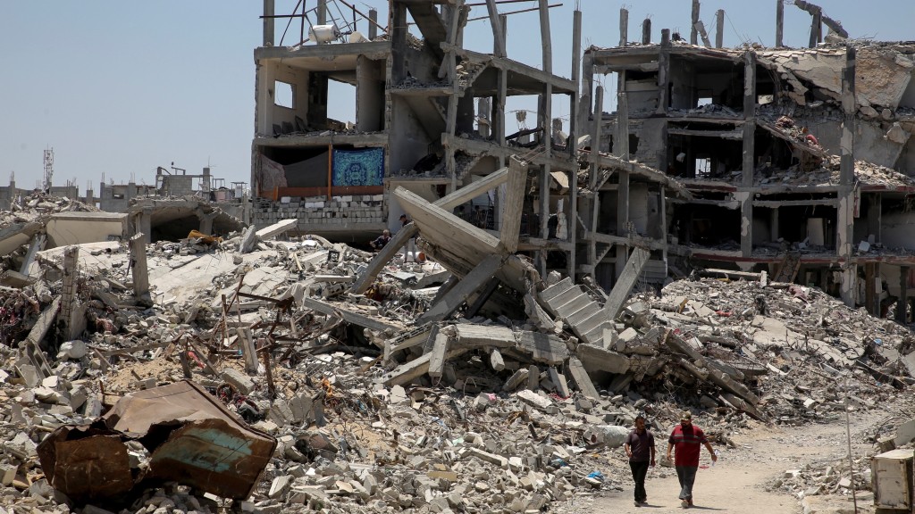 加沙地帶連續11個月遭以軍轟炸，到處都是受損的民房。 路透社