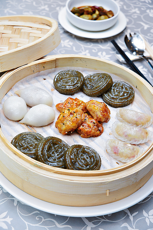 中山特色點心拼盤  $228包括粉果金吒、芫荽餅、雞仔餅、蒸菜角及艾餅，每款三件，適合大夥兒分享。