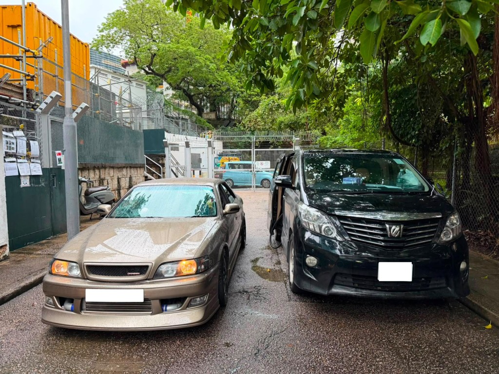 一輛用作經營流動非法加油站的私家車及一輛前來光顧的私家車亦被扣查。 一輛用作經營流動非法加油站的私家車及一輛前來光顧的私家車亦被扣查。