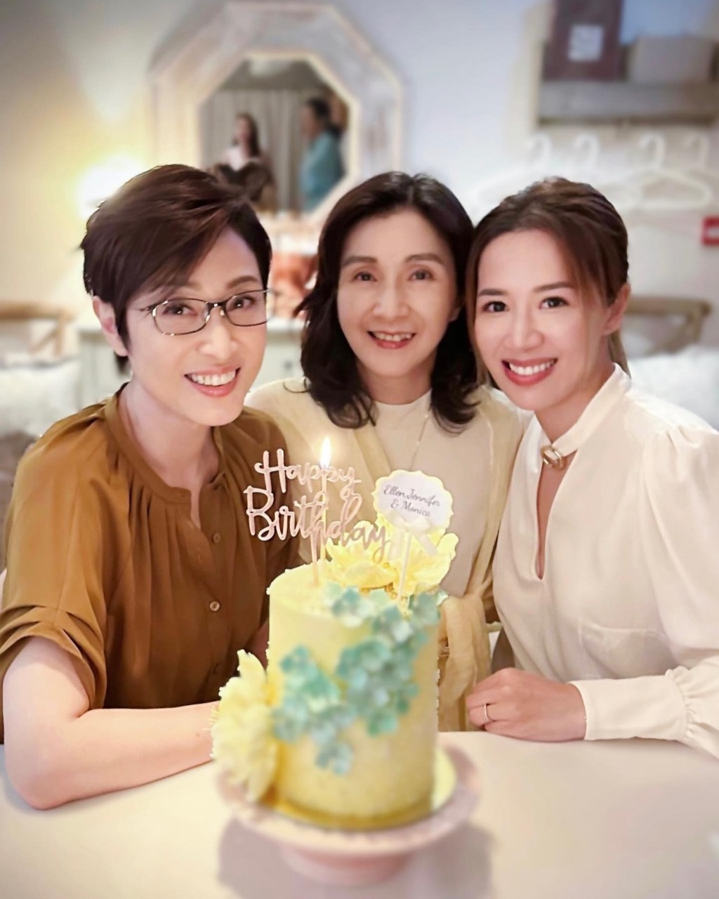 岑杏賢與兩位港姐前輩師姊慶祝生日。