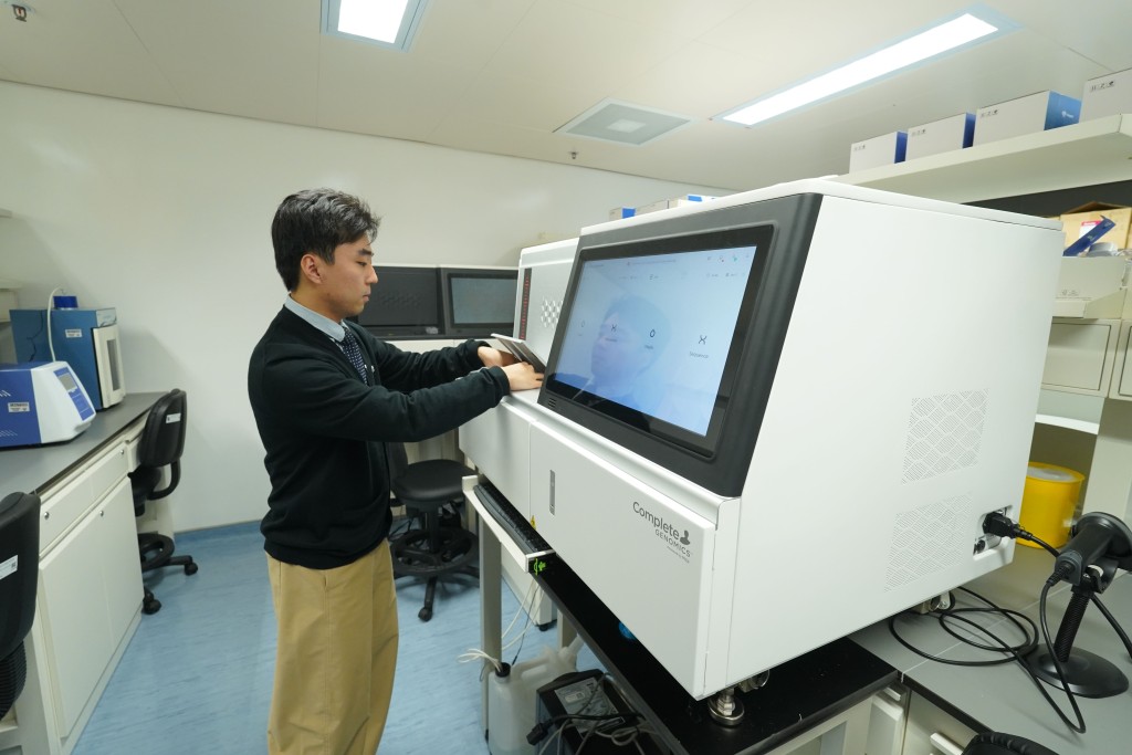 研究人員展示基因識別的操作流程。葉偉豪攝 