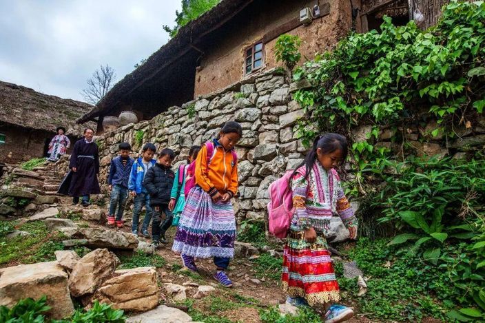 杨绍书，沿路守护学生，和学生攀爬崖壁路。