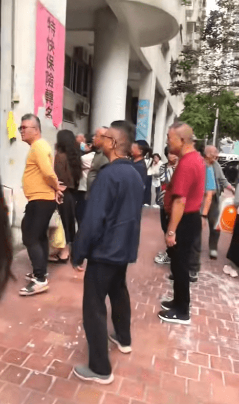 多名市民圍觀。網上片段截圖