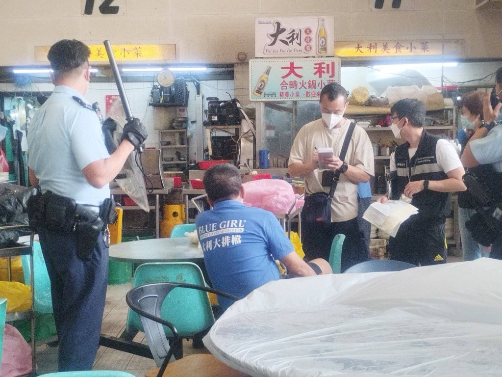 男子持刀抗控烟办，被警员制止。fb：香港交通突发报料区(免签到版)