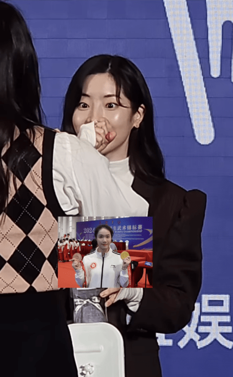 杨子莹向偶像TWICE成员多贤展示了自己过往在各大国际赛事获得的荣誉照片。