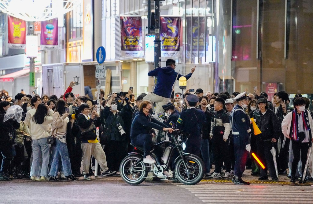 日本大逆转击败德国，涩谷万人快闪十字路口狂欢。路透