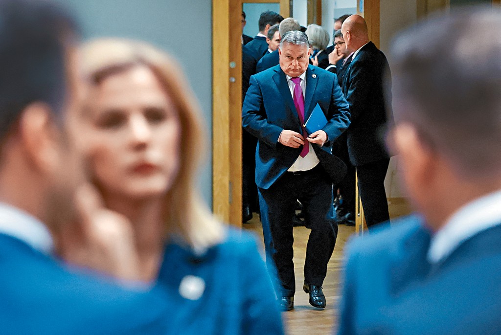 匈牙利总理欧尔班（中）周四在比利时首都布鲁塞尔参加欧盟峰会。