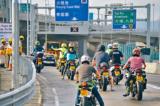 ■不少駕駛人士專程前去試行新公路。