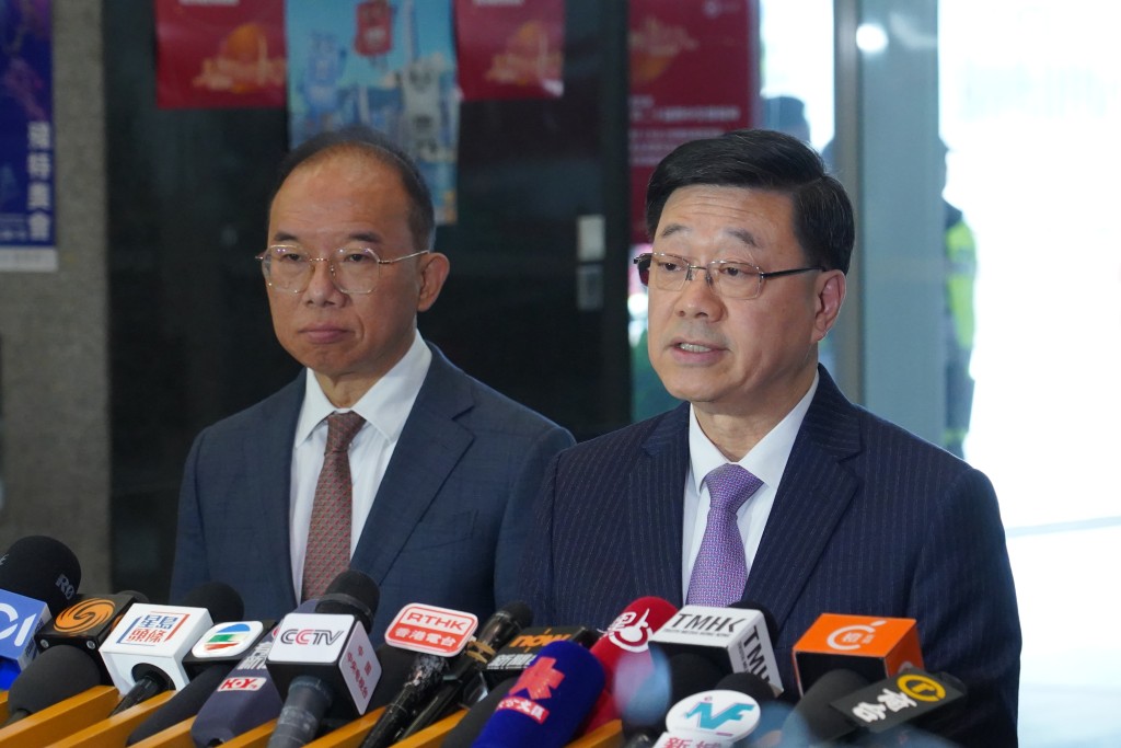 李家超（右）批評日本領導人公然發表極其錯誤的涉台言論，挑戰戰後國際秩序。